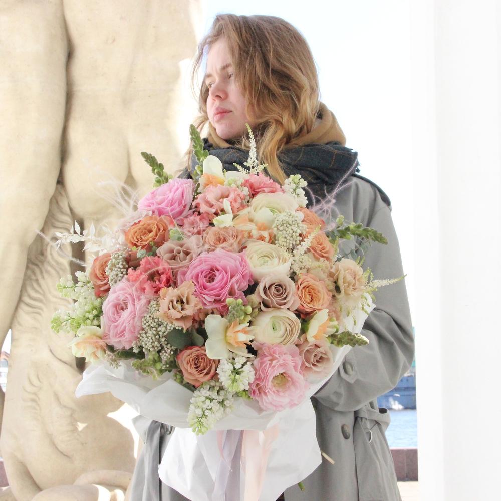 Карамельно-сливочный - Букет с сиренью, нарциссами и ранункулюсами