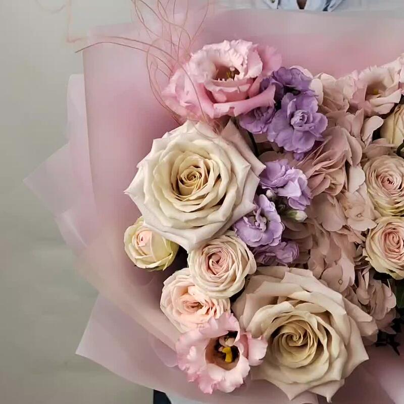 Авторский букет с розами Мента, пионовидными кустовыми розами, маттиолой и эустомой