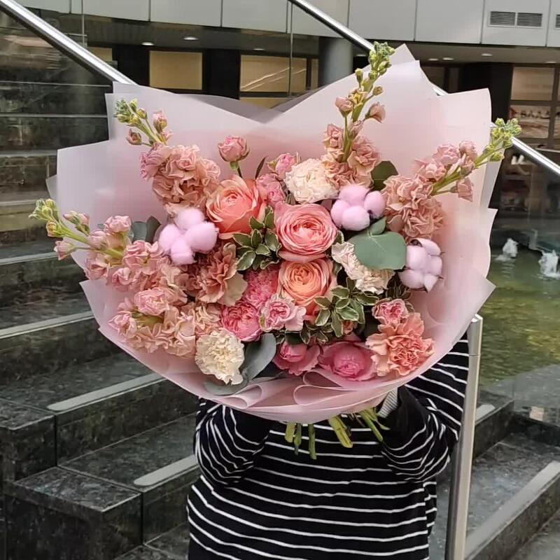 Букет с пионовидной розой, матиолой и гвоздикой