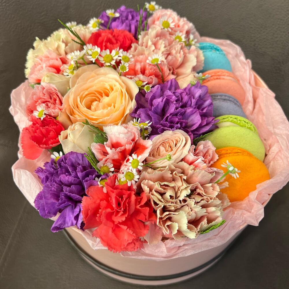 Цветы в коробке и 5 макаронс Цветы в коробке и 5 макаронс