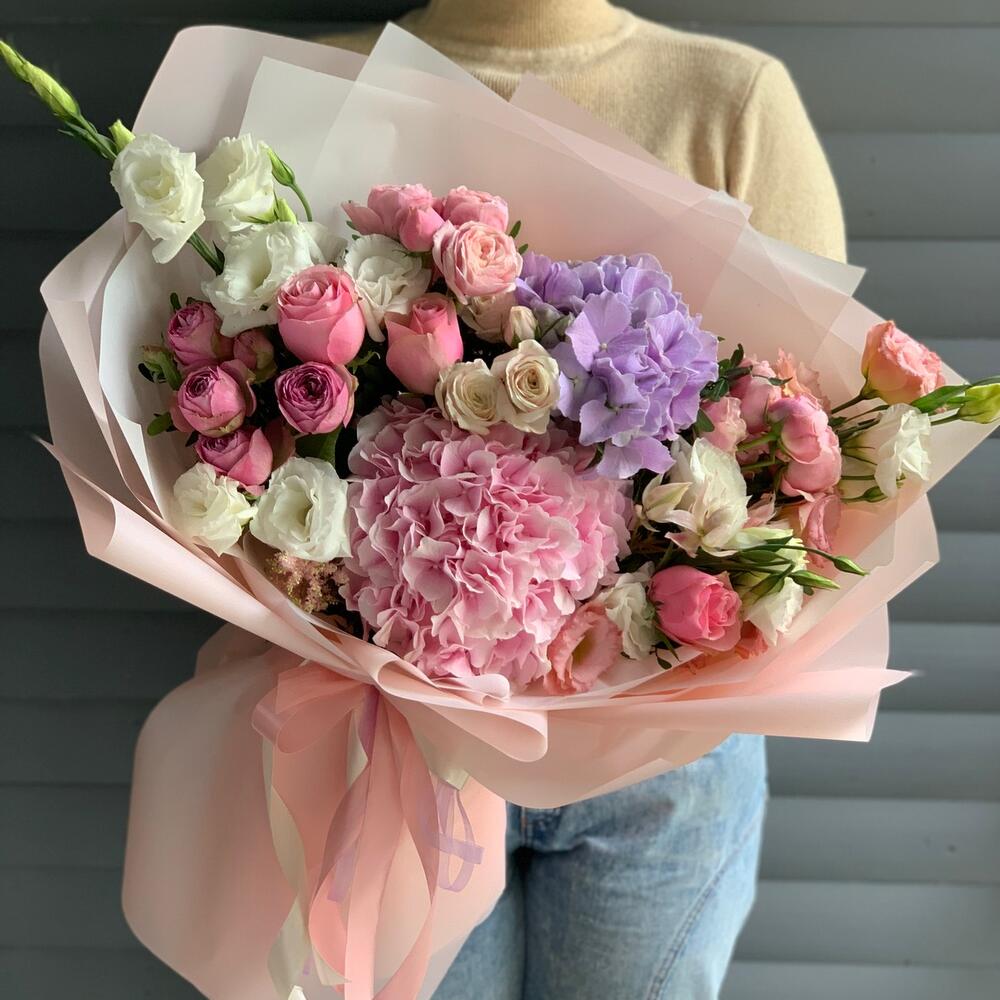 Букет из гортензий, роз и эустом