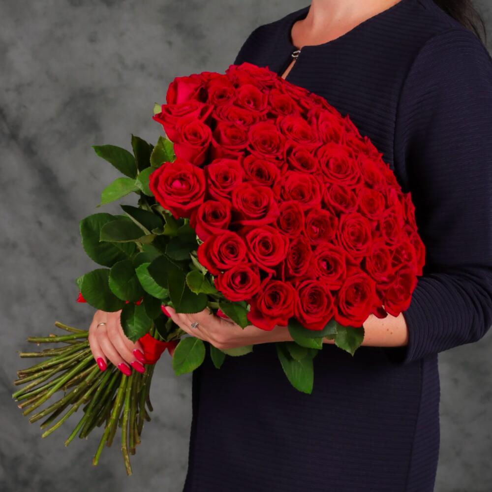 Эффектный классический букет из 51 красной розы