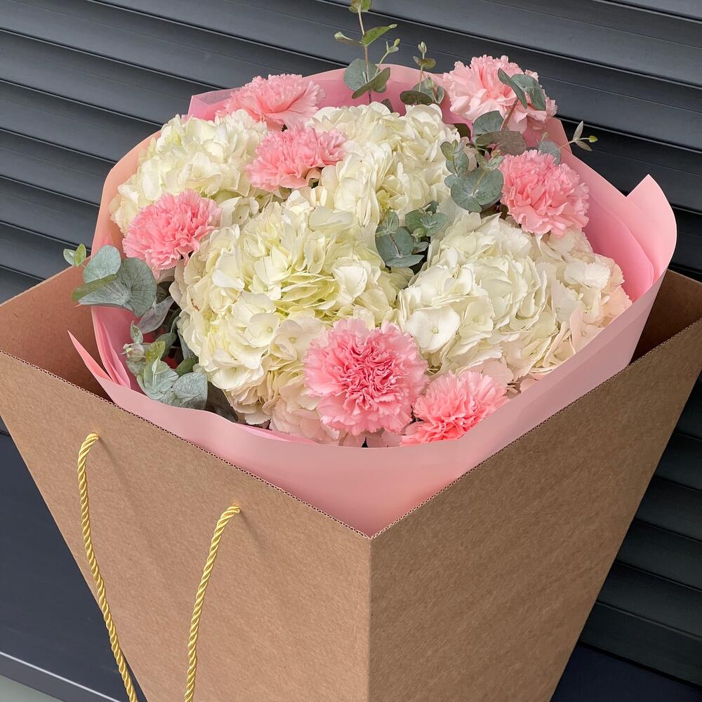 Композиция с королевскими гортензиями и диантусами