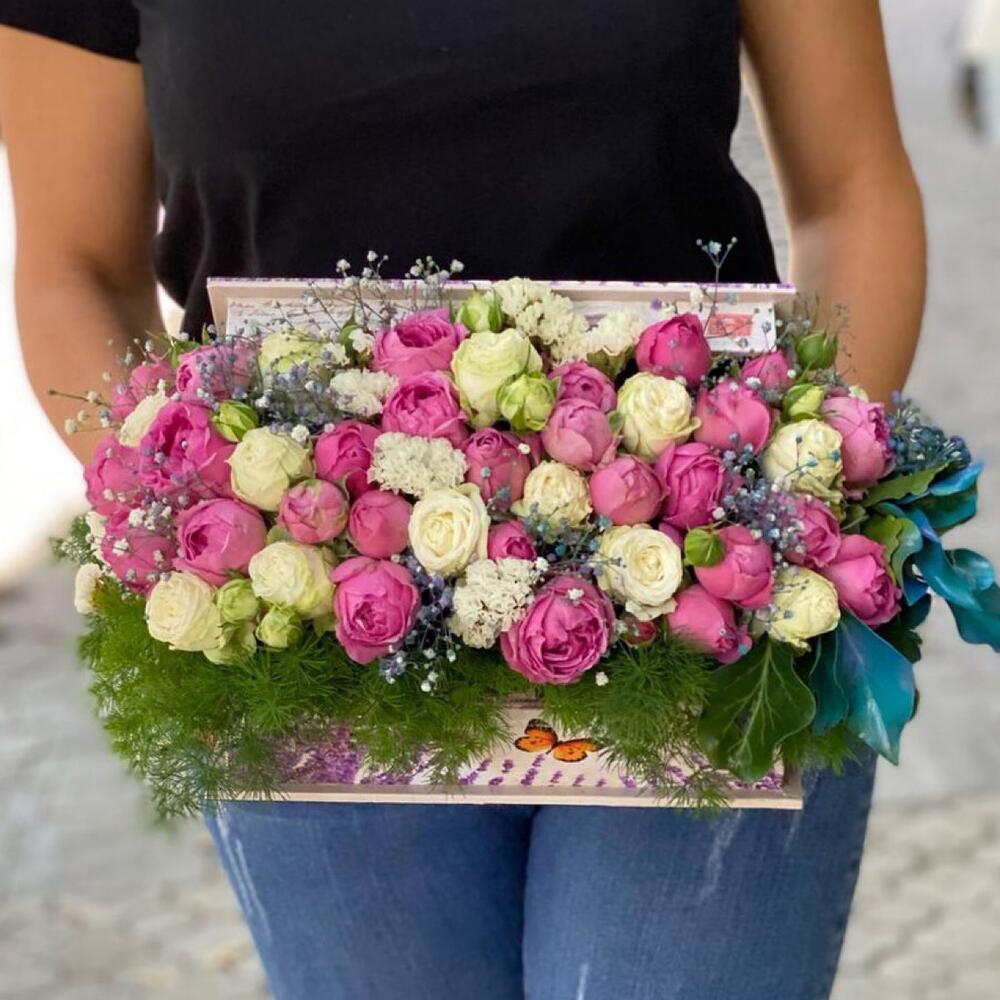 Композиция с кустовыми розами и лимониумами