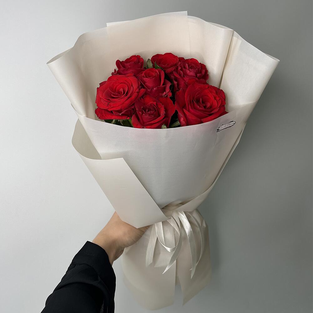 7 червоних троянд