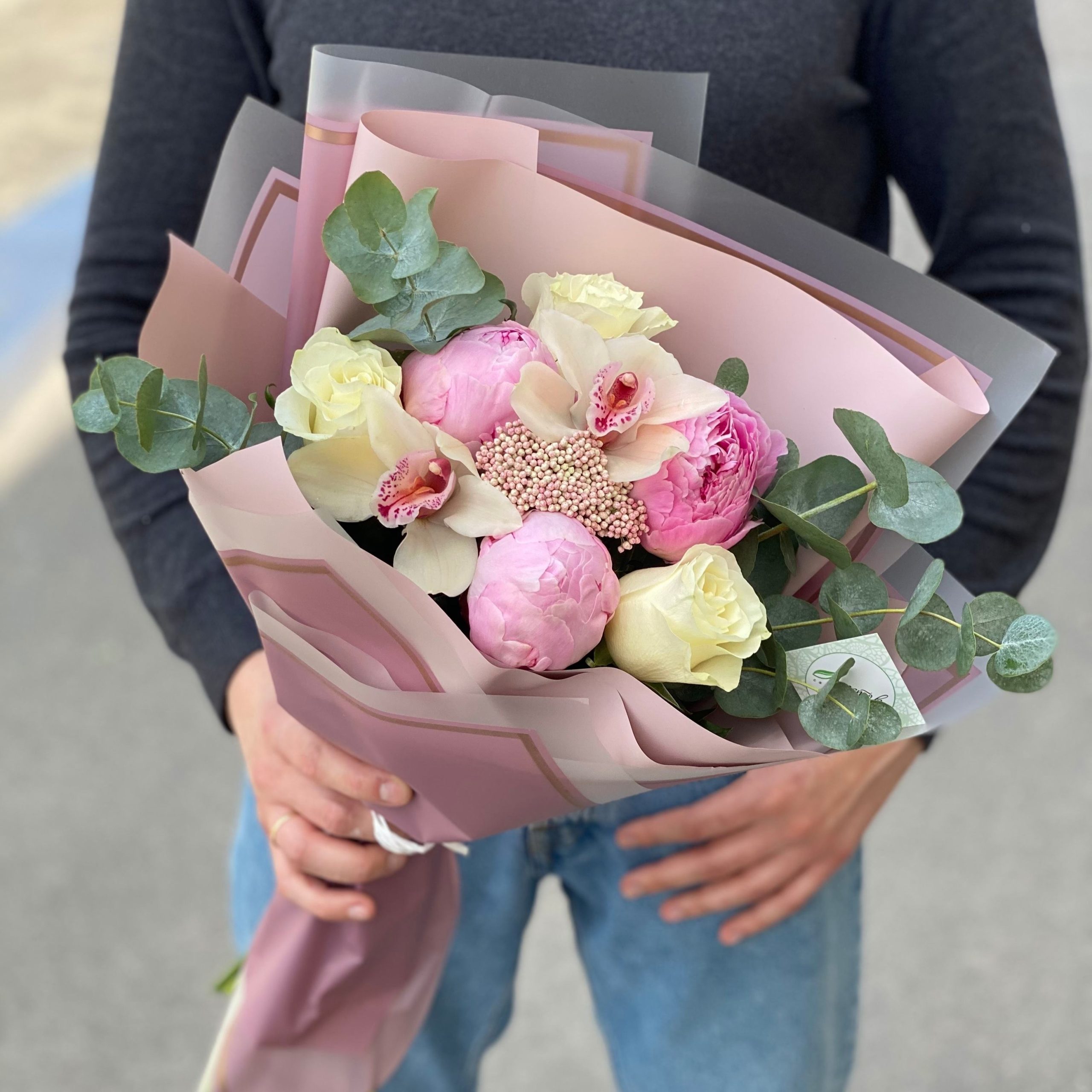 Пионы, орхидеи и розы в нежном букете